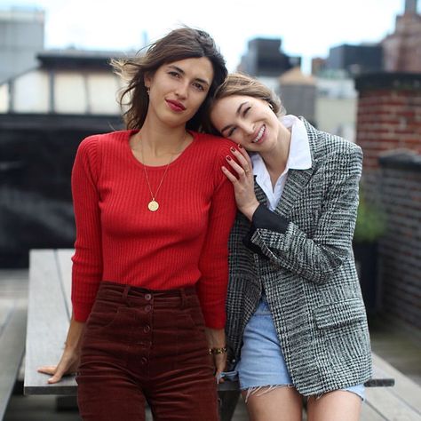 High Visual Weight Outfit, Red And Burgundy Outfit, Jeane Damas, Red Tshirt Outfit, Jeanne Damas Style, Dna Model, Style Parisienne, Parisian Chic Style, Giovanna Battaglia