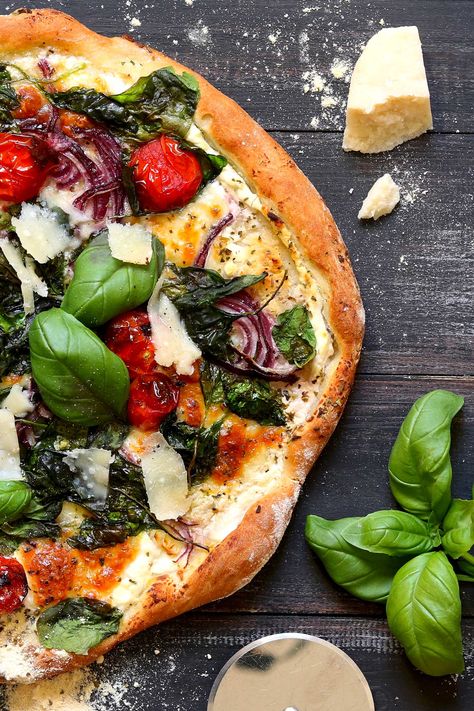 White Pizza with Spinach & Ricotta - thelastfoodblog.com Pizza With Spinach, Pizza Bianca, Pizza Cake, Spinach Ricotta, White Pizza, Vegetarian Pizza, Flatbread Pizza, Pizza Recipes Dough, Idee Pasto Sano