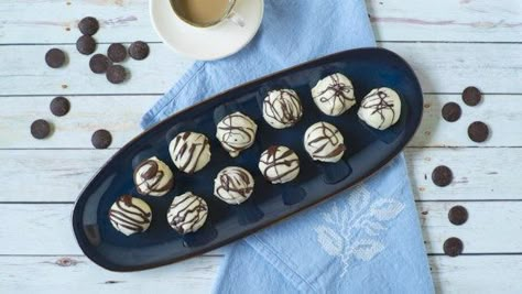 These no- bake cheesecake balls with mascarpone cheese, white chocolate, Baileys(R), and chocolate cookies are super quick and easy to make. Bailey's Cheesecake, Truffles Candy, Cheesecake Treats, Cheesecake Balls, Everything Cookies, Baileys Cheesecake, Boozy Chocolate, Boozy Treats, Cheesecake Truffles