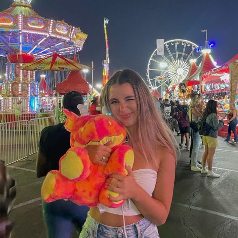 Oc Fair Aesthetic, Fair Pics Aesthetic, Carnival Instagram Pictures, Fair Instagram Pictures, Carnival Poses, Fair Poses, Fair Pictures Ideas, State Fair Outfit Ideas, Festival Poses