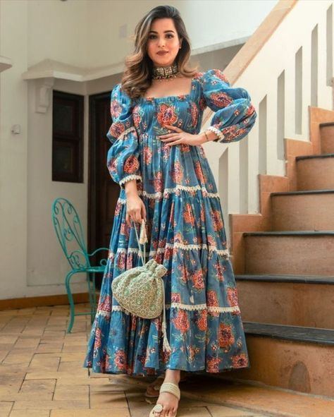 Latest Trendy Long Floral Print Maxi Dress Designs Maxi Design, Maxi Dress Designs, Stylish Short Dresses, Long Dress Design, Dress Design Patterns, Designer Kurtis, Trendy Dress Outfits, Couture Mode, Beautiful Dress Designs