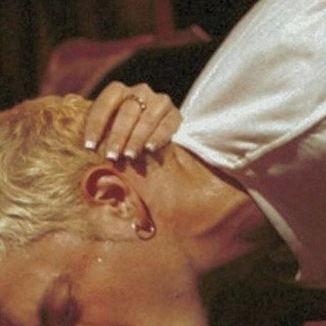 Y2K DAILY on Instagram: "eminem kissing a fan in the audience at one of his shows, 1999" Eminem Kissing, The Slim Shady, Eminem Photos, Bola Basket, Eminem Slim Shady, The Real Slim Shady, 90s Rap, Marshall Mathers, Rap God