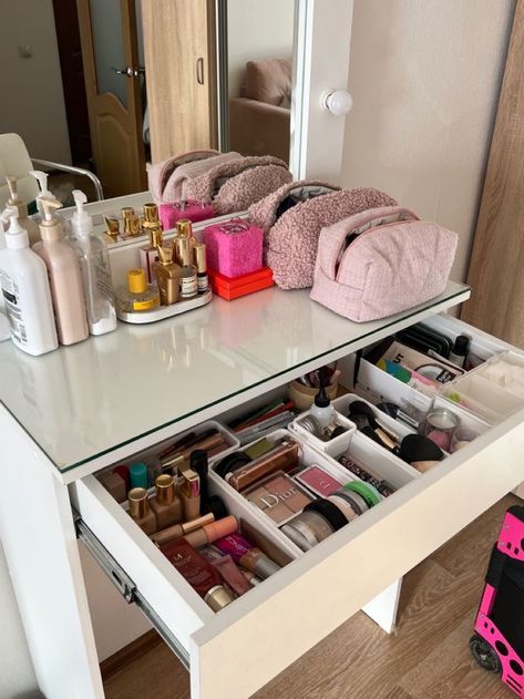 Bedroom Cosmetic Storage Ideas, Aesthetic Apartment Organization, Makeup Desk Drawer Organization, Organizing Ideas For Bedrooms Aesthetic, Organization For Room Bedrooms, Storage Aesthetic Bedroom, Organization Room Aesthetic, Vanity Aesthetic Organization, Organizing Ideas Aesthetic