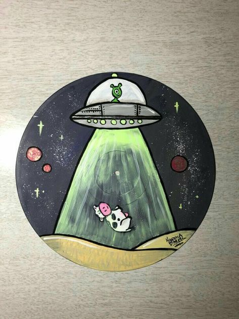 Diy Alien, Diy Cd, Vinyl Record Art Ideas, Painted Records, Vinyl Paintings, Cd Wall Art, Vinyl Art Paint, Record Wall Art, Cd Painting