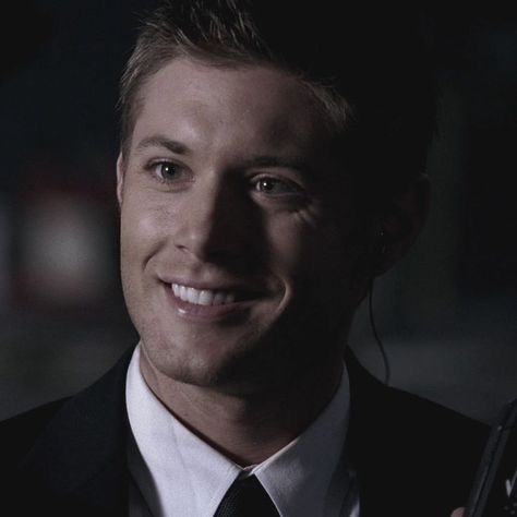 S1 Dean Winchester, Dean Winchester S1, Dean Winchester Smiling, Dean Winchester Happy, Dean Winchester Pfp, Dean Winchester Icons, Supernatural Dr, Jesen Ackles, Fictional Character Crush