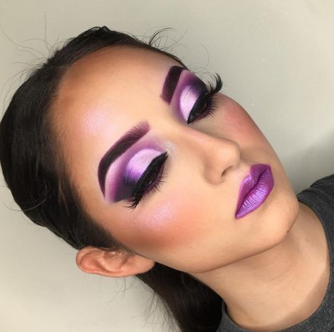 Kat Euphoria Makeup, Pink And Purple Eyeshadow, Green And Blue Eyes, Purple Smokey Eye Makeup, Lilac Shades, Purple Eyeshadow Looks, Eyeshadow Styles, Purple Smokey Eye, Eyeshadow Ideas