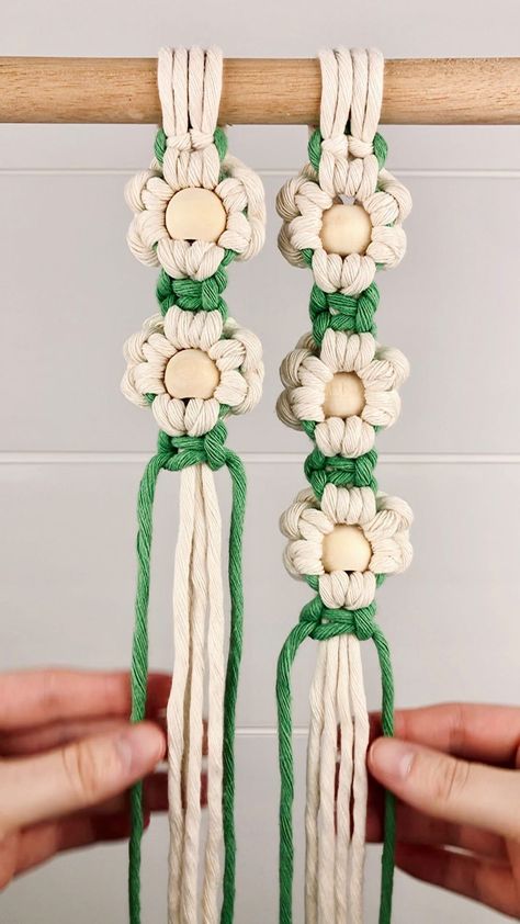 Flower Macrame, Macrame Flowers, Macrame Flower, Free Macrame Patterns, Macrame Tutorials, Paracord Tutorial, Macrame Knots Tutorial, Yarn Wall Art, Cottage Crafts