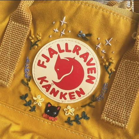 Fjallraven Embroidery, Hand Embroidery Jeans, Kanken Embroidery, Mochila Fjallraven Kanken, Diy Embroidery Shirt, Embroidery Jeans Diy, Fjällräven Kånken, Clothes Embroidery Diy, Embroidered Backpack