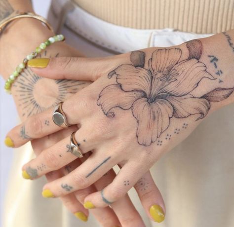 Flower Tattoos Shaded, Dubia Roaches, Dr Tattoo, Aesthetic Tattoo Ideas, Dainty Tattoos, Aesthetic Tattoo, Dream Tattoos, Tat Ideas, Beautiful Body