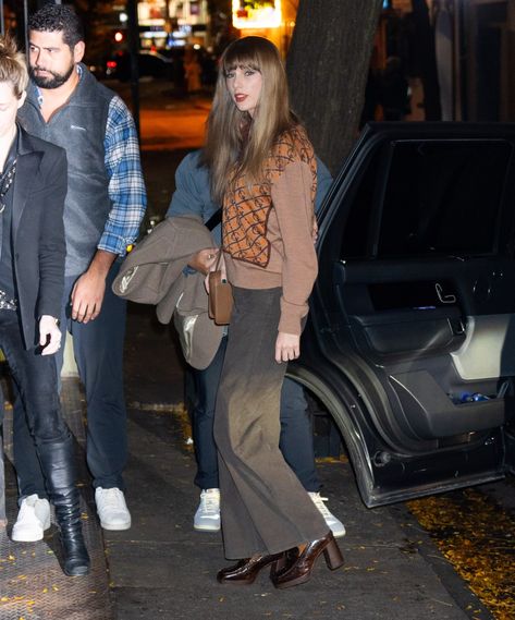 Taylor Swift Fotos, Taylor Swift Street Style, Estilo Taylor Swift, Preppy Fall, Taylor Swift Funny, Mother Is Mothering, Taylor Swift Outfits, Fall Fit, Brown Outfit