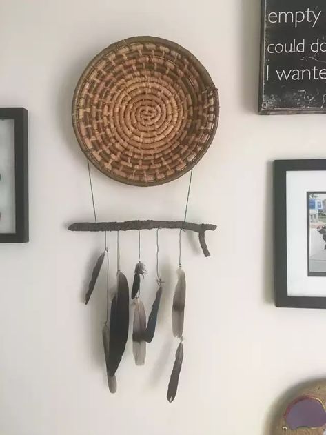 I really love the wall decorations in Skyrim, so I thought I'd make my own! - Imgur Skyrim Inspired Home, Viking Wall Decor, Diy Skyrim Decor, Skyrim Decorations, Skyrim Home Decor, Viking Room Decor, Skyrim Village, Skyrim Bedroom, Skyrim Room