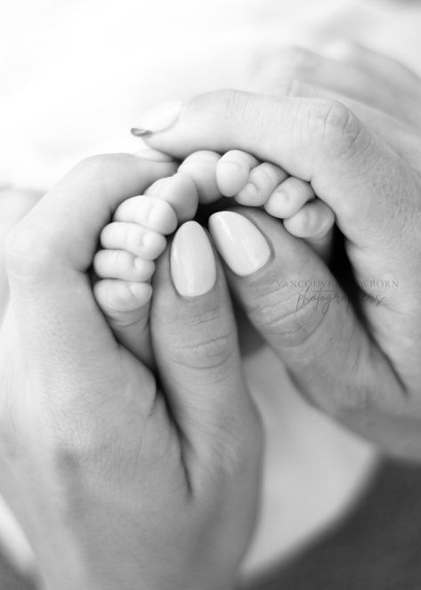 Newborn Feet Close-Up Close Up Newborn Photos, Newborn Feet Photos, Easy Newborn Photography, Lifestyle Baby Photography, Newborn And Dog, Natural Newborn Photography, Newborn Photo Shoot, Natural Newborn, Natural Photography