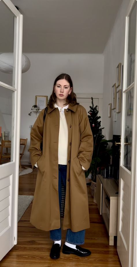 Brown Raincoat Outfit, Rainy November Outfit, Brown Trousers Outfit Women, Brown Trousers Outfit, Trench Outfit, November Outfits, Raincoat Outfit, Outfit Brown, Cold Weather Fashion