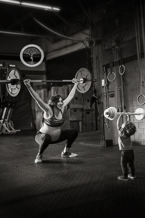 Fierce Mom's CrossFit Maternity Photos Aren't Just Stunning — They're Seriously Badass Crossfit Maternity Photoshoot, Crossfit Pregnant, Gym Maternity Photoshoot, Pregnant Fitness, Crossfit Studio, 36 Weeks Pregnant, Exercise During Pregnancy, Gym Photos, Maternity Photography Poses Pregnancy Pics