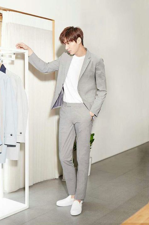 Lee Min Ho... Korean Suit, Suits And Sneakers, Mens Casual Suits, Lee Min Hoo, Lee Min Ho Photos, Look Formal, Classy Outfits Men, Mens Trendy Outfits, Men Stylish Dress