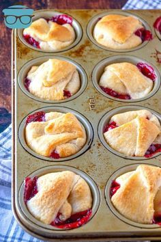 Easy Din Er Ideas, Cherry Fried Pies Easy, Pillsbury Crescent Recipes With Cherry Pie Filling, Croissant Desserts Pillsbury, Crescent Roll Pie Filling Recipes, Canned Pie Filling Desserts, Crescent Roll Cherry Pie Filling, Dessert With Cherry Pie Filling, Pie Filling Crescent Rolls