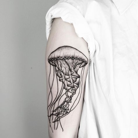 488 Likes, 3 Comments - Malvina Maria Wisniewska (@malwina8) on Instagram: “#yellyfish for Hannah” Czech Tattoo, Occult Tattoo, Henna Stencils, Tattoo Vector, Tattoo Aesthetic, Jellyfish Tattoo, London Tattoo, Fresh Tattoo, Tattoo Cover-up