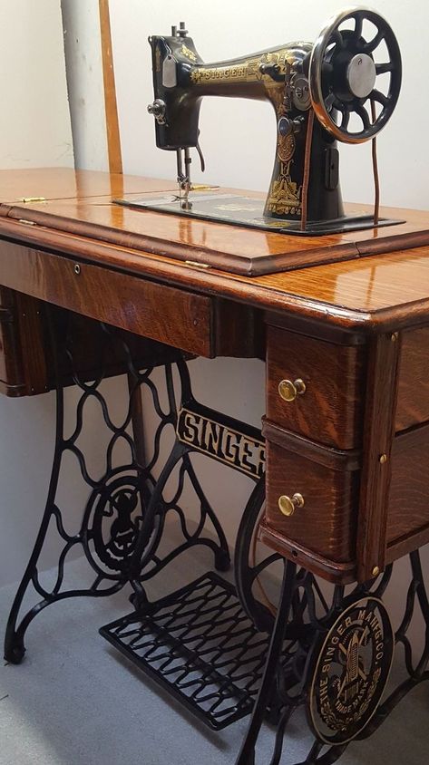 Singer Sewing Machine Ideas, Singer Sewing Machine Repurposed, Old Singer Sewing Machine, Antique Sewing Machine Table, Antique Singer Sewing Machine, Singer Sewing Machine Table, Singer Machine, Vintage Singer Sewing Machine, Sawing Machine