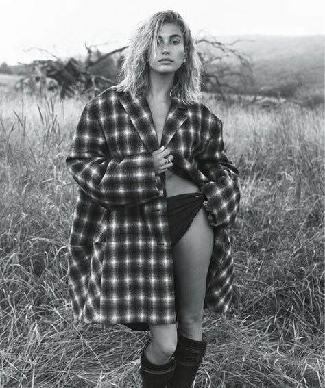 Hailey Baldwin Vogue, Lachlan Bailey, Hailey Rhode Baldwin, Christine Centenera, Nature Photoshoot, Photographie Portrait Inspiration, Vogue Australia, Vogue Russia, Hailey Baldwin