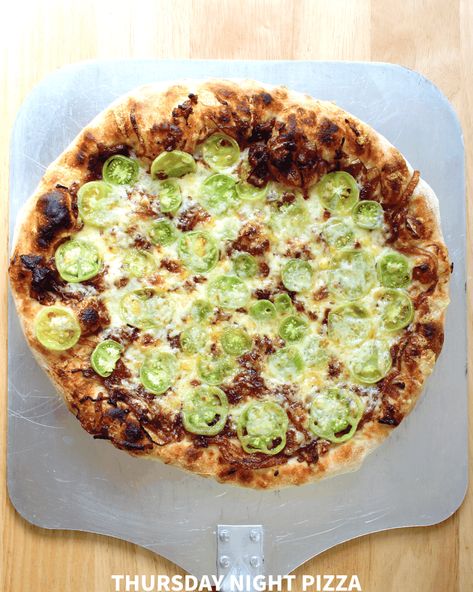 Green Tomato Pizza with Onions and Cheddar – Thursday Night Pizza Caramelized Onion Pizza, Green Pie, Tomato Pizza Sauce, Green Pizza, Tomato Pizza, Onion Pizza, Green Tomato Recipes, Onion Sauce, Vegetarian Pizza