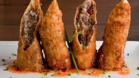 The cheesesteak egg rolls are on the regular Sullivan's menu, but you can make them yourself. Battered Bacon, Cheesesteak Eggrolls, Fig Appetizer Recipes, Eggroll Recipe, Terrell Suggs, Ray Rice, Philly Steak, Superbowl Appetizers, Cheese Steak