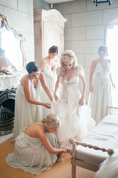 bridesmaids helping bride get dressed Milk Photography, Bridesmaids Photos, Wedding Dresses Photos, Garden Party Wedding, Jolie Photo, Wedding Photo Inspiration, Wedding Shots, Wedding Photography Inspiration, Wedding Pics