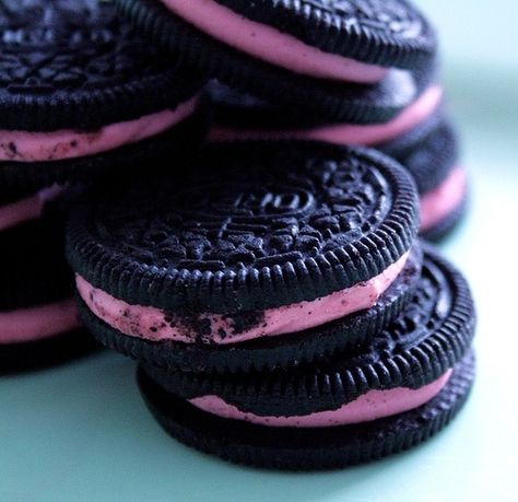 pink creme oreos! Pink Oreos, Strawberry Oreos, Oreo Pops, Strawberry Milkshake, Tickled Pink, Everything Pink, Oreo Cookies, Pink Love, Mini Cheesecake