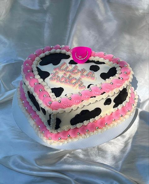 Cowgirl Snack Table, Cow Print Heart Cake, Pink Cowgirl Cupcakes, Space Cowgirl Cake, Cow Print Birthday Cake, Pink Cowgirl Cake, Cow Print Cake, Pasteles Aesthetic, Cow Print Cakes