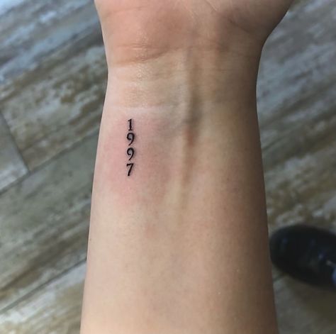 Herz Tattoo Klein, Birthdate Tattoo, Datum Tattoo, Tato Jari, Date Tattoos, Small Pretty Tattoos, Writing Tattoos, Petite Tattoos, Small Hand Tattoos