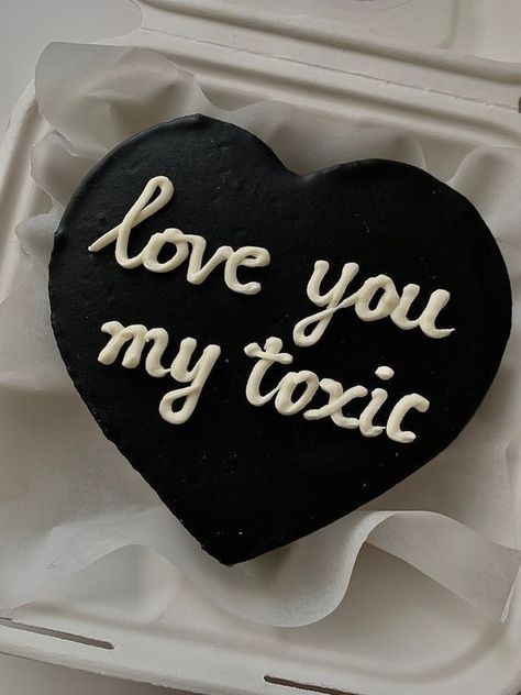 Love You My Toxic Cake, Toxic Cake Ideas, I Love You Cake Aesthetic, I Love You Cake, Bday Cake For Boyfriend, Boyfriend Birthday Cake Ideas, Funny Cake Ideas, Grunge Goth Aesthetic, Toxic Aesthetic