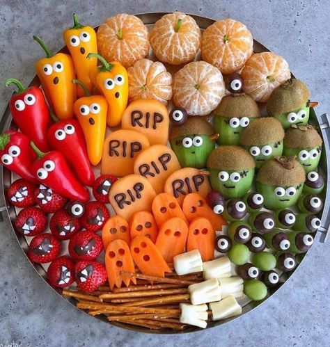 Halloween Fruit Tray, Halloween Appetizers For Adults, Halloween Themed Appetizers, Halloween Food For Adults, Adult Halloween Party Food, Snack Halloween, Halloween Platter, Menu Halloween, Kids Halloween Food