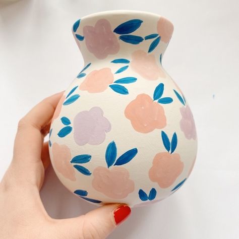 How To Decorate A Vase With Flowers, Hand Painted Bud Vase, Painting Ideas On Vase, Diy Painting Vases, Vase Ideas Painting, Decorate Vases Ideas, Painted Ceramic Vase Ideas, Hand Painted Vases Pottery, Clay Pottery Painting Ideas