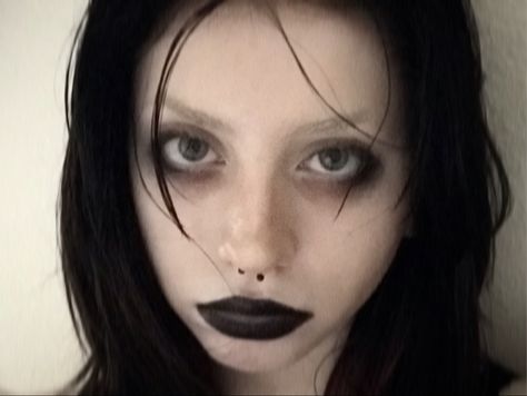 Minimal Alternative Makeup, Goth Makeup No Lashes, Goth Makeup No Eyebrows, Minimalist Goth Makeup, Daily Goth Makeup, Trad Goth Makeup Looks, Goth Makeup Simple, Minimal Goth Makeup, Clean Goth Makeup