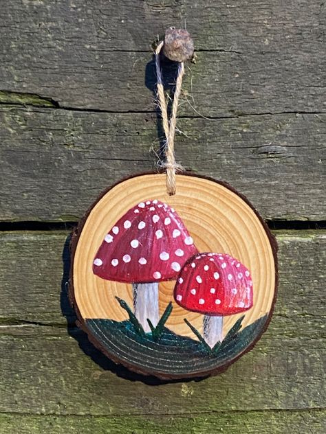 Painted Wooden Discs, Wood Disc Painting Ideas, Wood Slice Crafts Christmas Diy Ideas, Painting On Wooden Slices, Easy Wood Painting Ideas, Drawing On Wood Ideas Easy, Wood Block Painting Ideas, Painted Wood Circles, Wood Slice Art Ideas