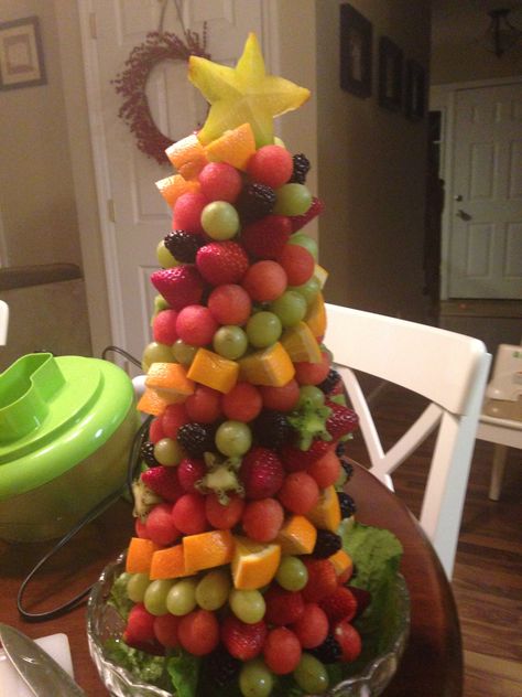 Fruit Christmas Tree Christmas Tree Appetizers, Christmas Tree Fruit, Fruit Christmas, Fruit Christmas Tree, Fruit Platter Designs, Christmas Buffet, Holiday Appetizers Recipes, Fruit Names, Holiday Party Foods