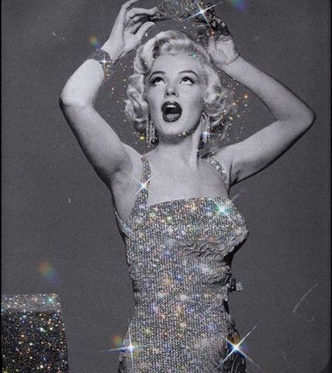 Marilyn Monroe Aesthetic, Monroe Marilyn, Marilyn Monroe Portrait, Glitter Outfit, Glitter Photography, Vintage Hollywood Glamour, Marilyn Monroe Art, Photography Black And White, Gentlemen Prefer Blondes