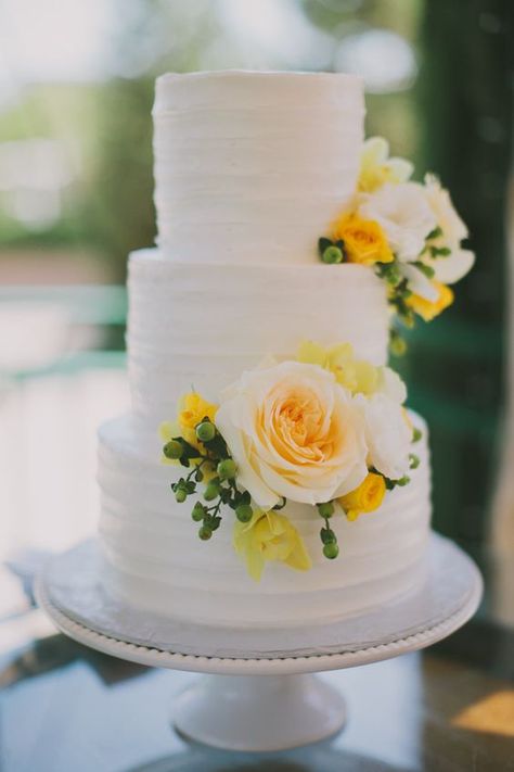 Yellow Flower Wedding Cake, Light Yellow Wedding Cake, Yellow And Green Wedding Cake, Wedding Cake Yellow Flowers, Wedding Cake Yellow, Lemon Wedding Cake, Plain Wedding Cakes, Light Yellow Weddings, Yellow Wedding Cake