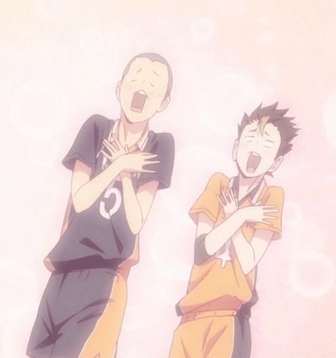 Tanaka and Nishinoya | Haikyuu!! Tanaka Haikyuu, Nishinoya Yuu, Haikyuu Meme, Bokuto Koutarou, Photo Recreation, Haikyuu Funny, Anime Gifs, Kageyama Tobio, Anime Pictures