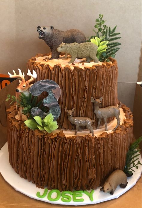 Woodland animal cake Wildlife Cake Ideas, Woodland Creature Cake, Wild Animal Cake, Forest Theme Cake, Camping Cake Ideas, Forest Animals Cake, Forest Animal Cake, Forest Birthday Cake, Woodlands Cake