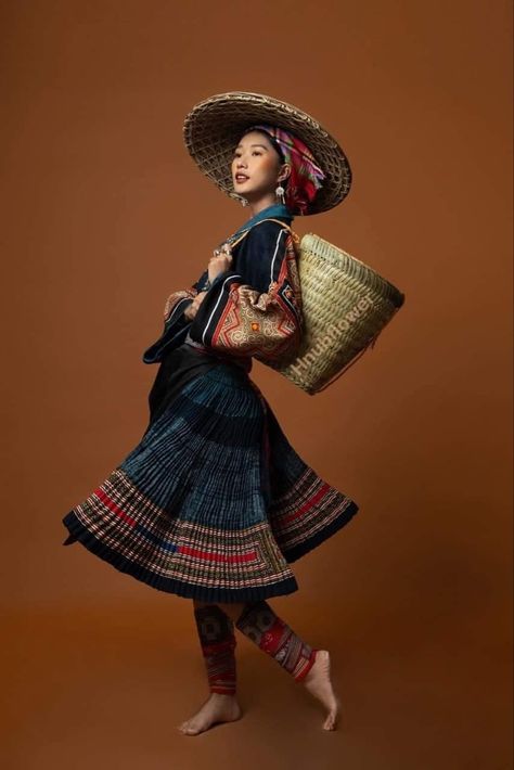 Boho Hippie Fashion, Hmong Fashion, Dragon 2024, Traditional Asian Dress, Hmong Clothes, Ethno Style, Fashion Modeling, Hippie Fashion, Vintage Blog