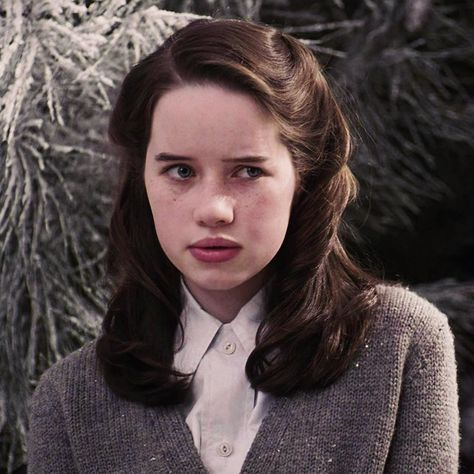 Susan From Narnia, Narnia Costumes, Dark Fantasy Book, Dragon Heartstring, Susan Pevensie, Anna Popplewell, Dragon Age Characters, Actress Hairstyles, Chronicles Of Narnia