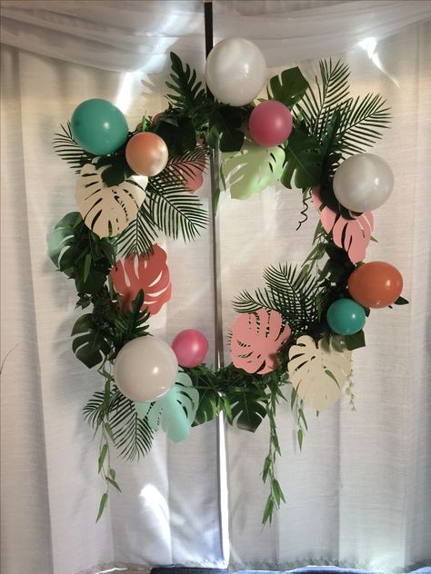 Aloha Balloon Decorations, Balloon Arch With Palm Leaves, Aloha Backdrop, Aloha Backdrop Luau Party, Luau Balloon Arch Palm Trees, Hawaiian Graduation, Circle Decor, Flamingo Pool Parties, Caribbean Party