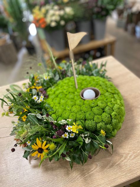 Golf funeral sympathy tribute Golf Themed Floral Arrangements, Golf Cart Decorations, Girlie Aesthetic, Golf Baby Showers, Golf Baby, Par Tee, Flowers For Men, Masculine Decor, Golf Decor