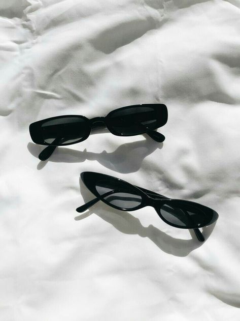 black dark glasses fashion moda aesthetic soft retro minimalism art dreamy Trendy Glasses, Cute Sunglasses, نظارات شمسية, Fashion Eye Glasses, Stylish Glasses, Trendy Sunglasses, Classy Aesthetic, Outfit Jeans, Cool Sunglasses