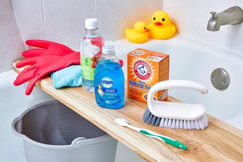 Clean A Bathtub, Porcelain Tub, Bathtub Cleaner, Cleaning Bathroom, Tub Toys, Cleaning Buckets, Clean Bathtub, Acrylic Tub, Cleaning House