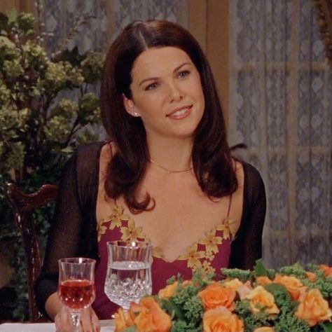 Lorelai Gilmore Hair, Lorelai Gilmore Style, Gilmore Outfits, Gilmore Style, Gilmore Aesthetic, Rory Gilmore Style, Gilmore Girls Characters, Gilmore Girls Fashion, Lorelei Gilmore