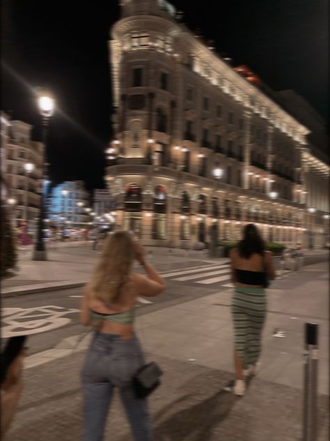 Madrid Spain Clubs, Madrid Nightlife Outfit, Madrid Spain Nightlife, Madrid Student Life, Spain Vision Board, Europe University Aesthetic, Living In Madrid Aesthetic, Madrid Study Abroad, Ie University Madrid