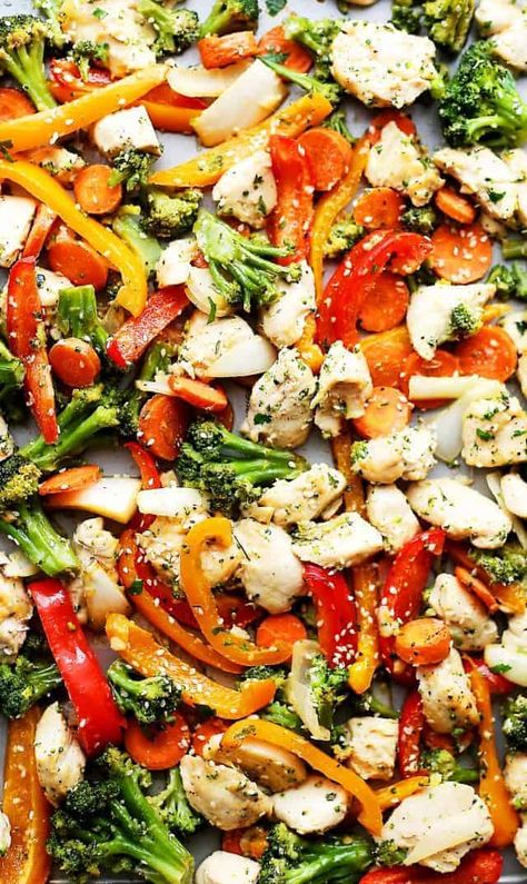 Sheet Pan Chicken "Stir Fry" - Just one pan and 30 minutes is all you will need to make this amazing meal! Skip the wok and make this quick and healthy chicken stir fry dinner in the oven! Healthy Chicken Stir Fry, Pastas Recipes, Easy Sheet Pan Dinners, Stir Fry Recipes Chicken, Sheet Pan Chicken, Sheet Pan Suppers, Healthy Chicken Dinner, Pan Dinners, Pan Chicken