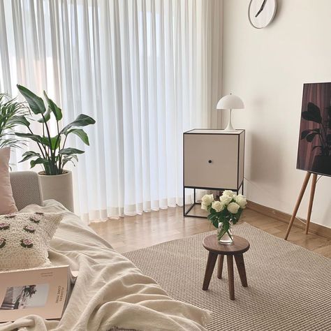 We love this subtle South Korean living room interior that matches beige tones with modern design elements, highlighted with a wooden TV stand by JALG. Korean Living Room, Wooden Tv Stand, Wooden Tv, Wooden Tv Stands, Fandom Kpop, Beige Tones, Natural Oil, Beautiful Living Rooms, Scandinavian Interior