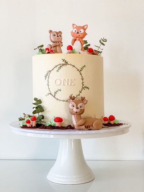 15 Adorable First Birthday Cake Ideas That You Will Love - Find Your Cake Inspiration 1st Birthday Cake Woodland, Woodland First Birthday Cake, Woodland Cake Birthday, Woodland Animal Cake, First Birthday Cake Ideas, Woodland Birthday Cake, Sesame Street Birthday Cakes, Woodland First Birthday, Kids Birthday Food